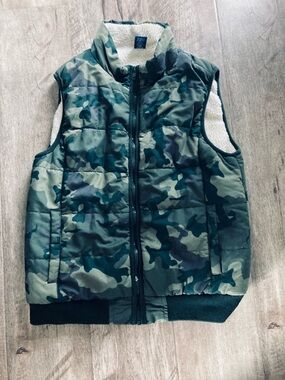 Boys Arizona camouflage fleece zip up vest size 10/12 green and olive